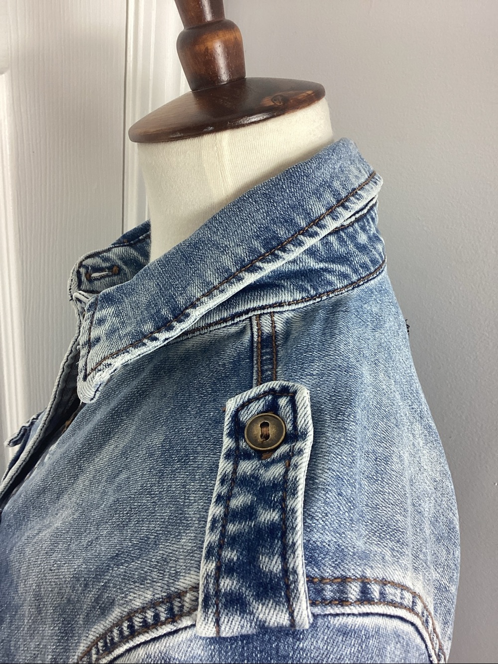 KUT FROM THE KLOTH Distressed Denim Romy Shirt - Picture 3 of 9